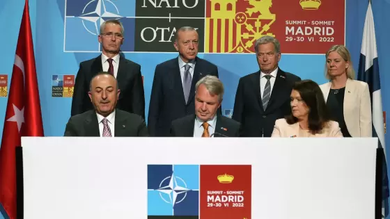 أردوغان خلال توقيع طلب فنلندا