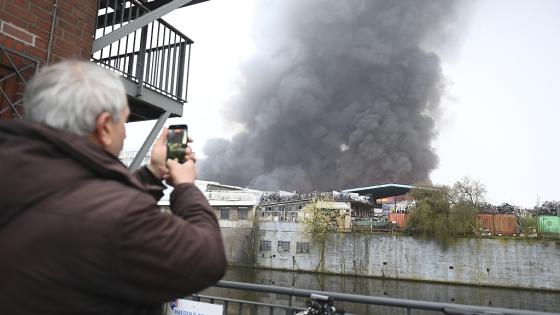 تصاعد الدخان في منطقة الحريق