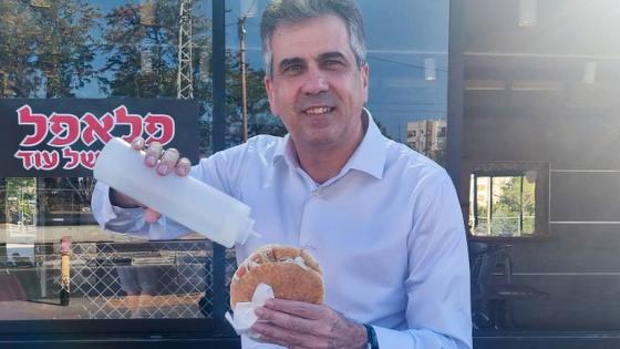 كوهين ممسكا بساندويتش فلافل زعم أنه "إسرائيلي الأصل"