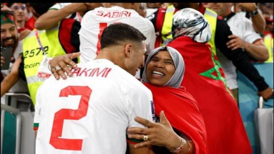 أشرف حكيمي ووالدته