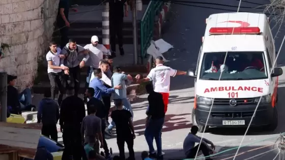 مسعفون ينقلون مصابا برصاص قوات الاحتلال
