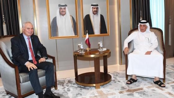 سعادة وزير الدولة للشؤون الخارجية خلال تسلم الرسالة من سعادة سفير فنزويلا