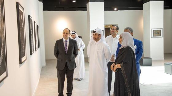 الدكتور خالد بن إبراهيم السليطي مدير عام كتارا يفتتح معرض "حكايات من الخرز" للفنانة نسيمة شكور