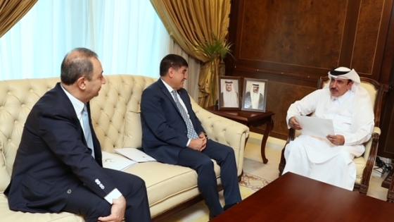 سعادة وزير المواصلات خلال استلامه الرسالة من السفير التركي