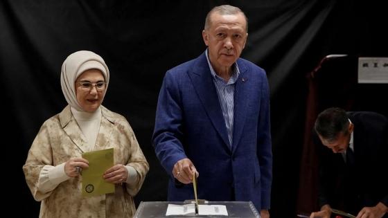 أردوغان وحرمه يدليان بصوتهما في الانتخابات التركية
