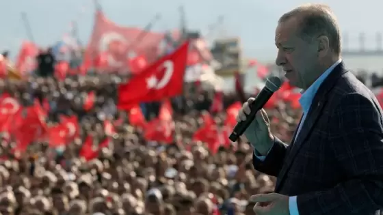 أردوغان يخطب في أنصاره قبل أيام من الانتخابات