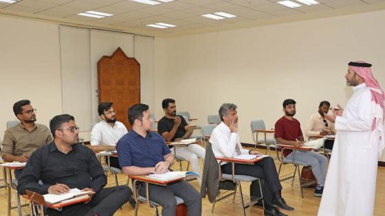 جانب من إحدى محاضرات الدورة التعليمية