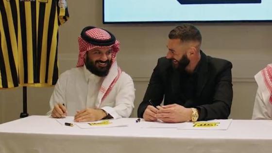 كريم بنزيما أثناء توقيعه لفريق الاتحاد السعودي