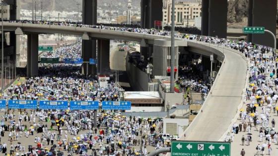 يتوجه الحجاج في أيام التشريق إلى منطقة الجمرات ويرمون الجمرات الثلاث