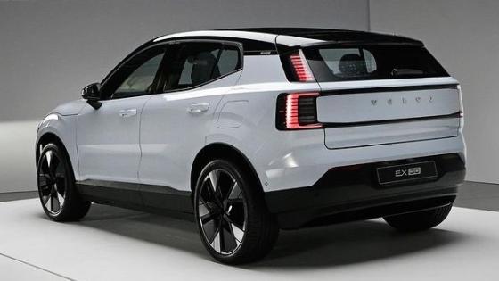 سيارة EX30 الكهربائية