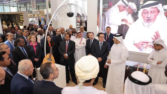 سعادة الشيخ عبدالرحمن بن حمد آل ثاني وزير الثقافة خلال زيارته لمعرض الكتاب