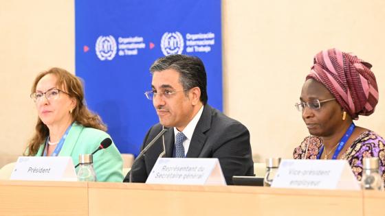 سعادة الدكتور علي بن صميخ المري وزير العمل خلال المؤتمر