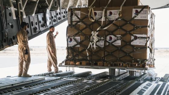 الطائرة تحمل 37 طنا من المواد الغذائية