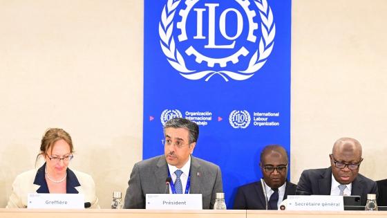 سعادة الدكتور علي بن صميخ المري وزير العمل خلال ترأسه الجلسة الختامية