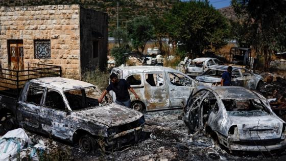 جانب من الدمار الذي ألحقه هجوم المستوطنين على سيارات ومنازل الفلسطينيين