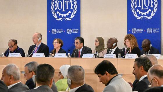 سعادة الدكتور علي بن صميخ المري وزير العمل خلال المؤتمر