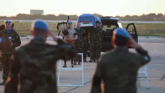 عناصر من قوات اليونيفيل يشيعون الجندي القتيل في ديسمبر الماضي