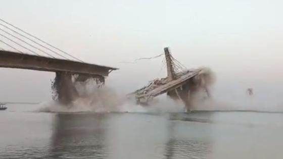 الجسر لحظة انهياره