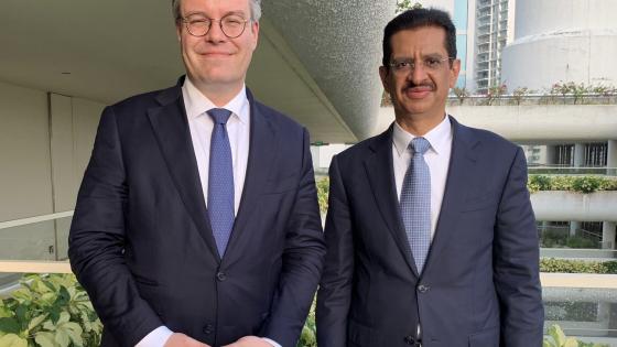 على هامش الاجتماع