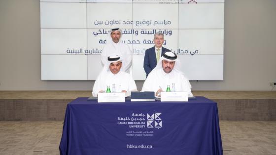 جانب من توقيع العقد