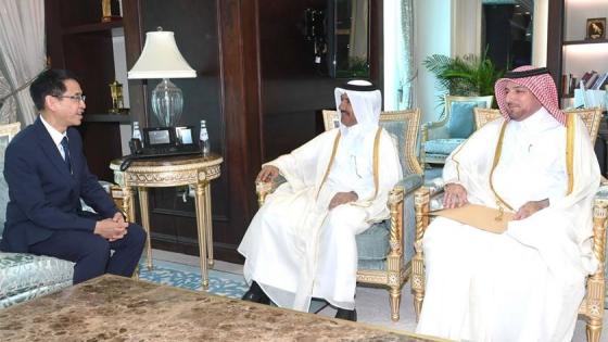 خلال تسليم نسخة من أوراق الاعتماد