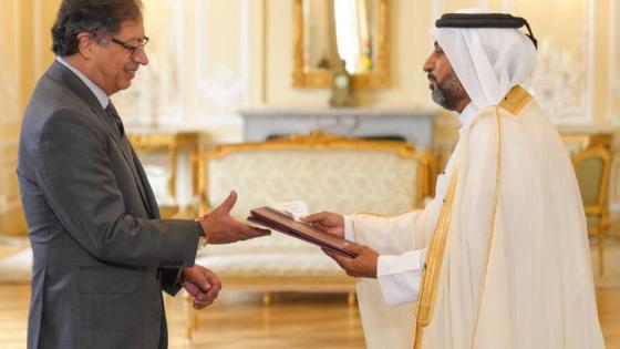 خلال تسليم نسخة من أوراق الاعتماد