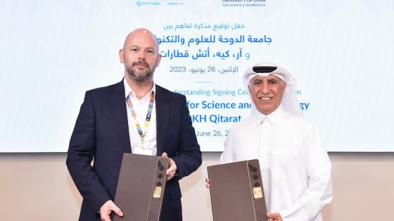 جانب من توقيع العقود