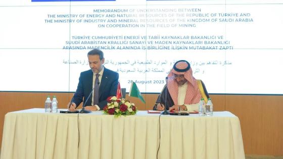 جانب من توقيع الاتفاقيات