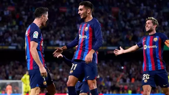 سيرجي روبرتو وروبرت ليفاندوفسكي وفيران توريس