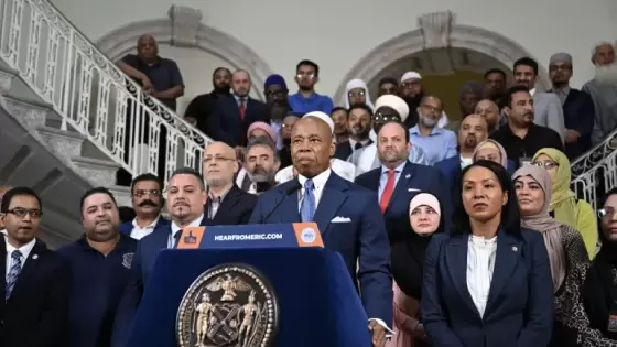 عمدة نيويورك إريك آدمز