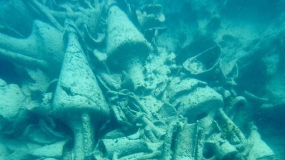 جانب من بقايا السفينة الغارقة