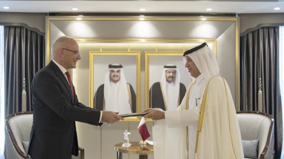 خلال استلام نسخة من أوراق الاعتماد