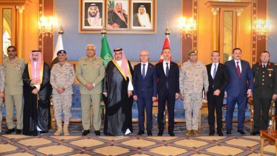 صورة جماعية على هامش الاجتماع