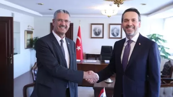 حيان عبدالغني وزير النفط العراقي وألب أرسلان بيرقدار وزير الطاقة والموارد الطبيعية التركي