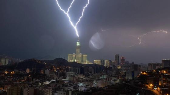 صاعقة تضرب برج "الساعة" الشهير في مدينة مكة المكرمة