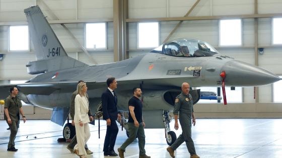 الرئيس الأوكراني يتسلم طائرة "إف 16"