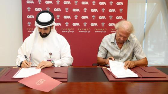 جانب من توقيع العقود