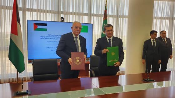 وزير الخارجية الفلسطيني مع نظيره التركمانستاني