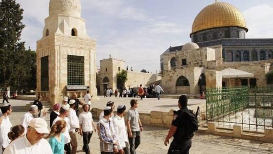 اقتحام عشرات المستوطنين باحات المسجد الأقصى
