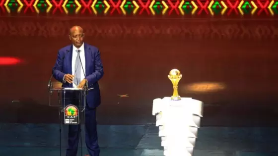 باتريس موتسيبي رئيس الاتحاد الإفريقي وبجانبه كأس أمم إفريقيا