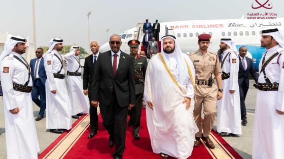 رئيس مجلس السيادة الانتقالي بجمهورية السودان خلال وصوله إلى الدوحة
