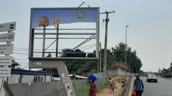 لافتة ممزقة تحمل صورة علي بونغو وسط هدوء ملحوظ في شوارع ليبرفيل