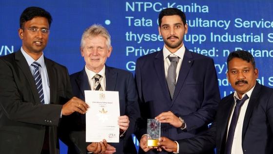 خلال تسلم الجوائز