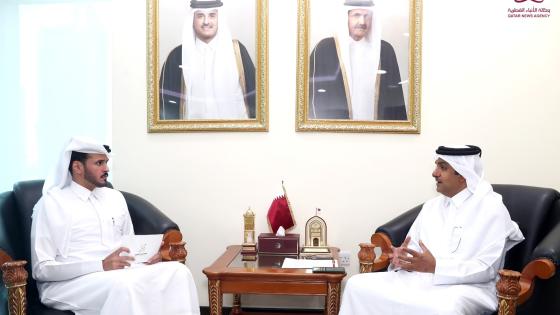 سعادة السفير الدكتور مطلق بن ماجد القحطاني خلال الحوار