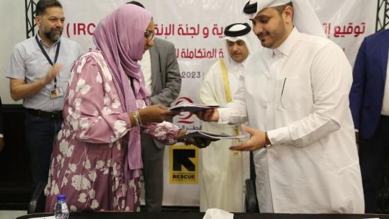 السيد مانع محمد الأنصاري خلال توقيع إحدى الاتفاقيات