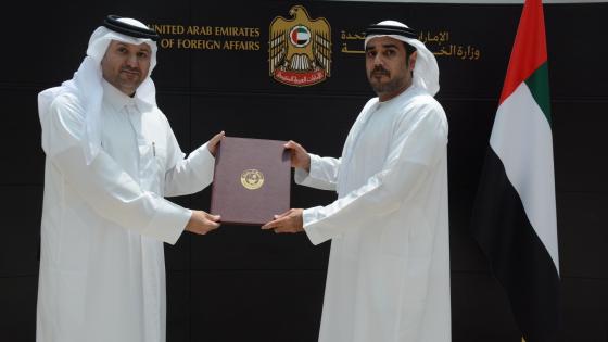 جانب من تسليم البراءة القنصلية