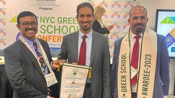 جميل كتيم الشمري مدير أكاديمية قطر للقادة بعد تسلمه الجائزة