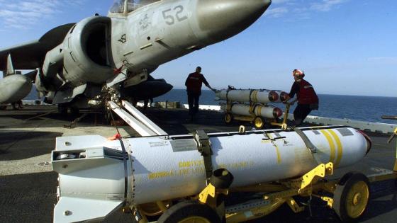 جنود أمريكيون ينقلون قنابل عنقودية - صورة أرشيفية