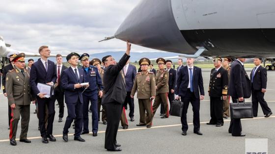 "كيم أون" يتفقد أحد الصواريخ من طراز كينجال