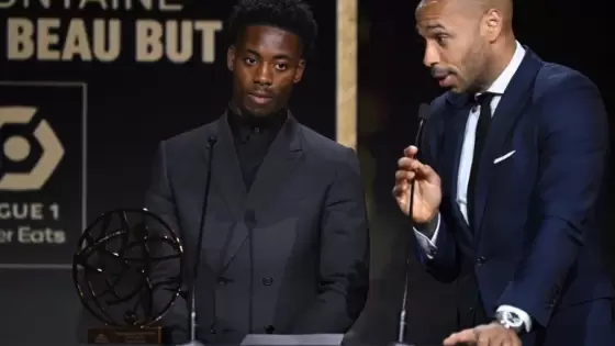 إيلي واهي (يسار) يمكنه اللعب لمنتخبي "الديوك" و"الفيلة" لأنه يحمل جنسية بلدين